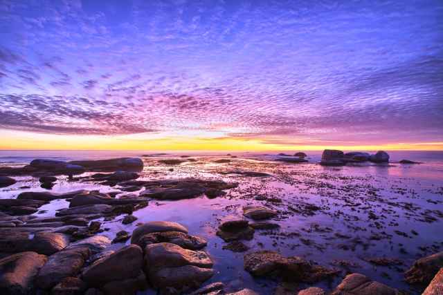 Άστρα την Δευτέρα, με Ερμή εξάγωνο Ουρανό κι Αφροδίτη τρίγωνο Ποσειδώνα.